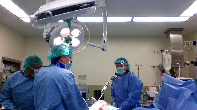 Chirurgie ortho à coup de marteau... ça doit faire mal!