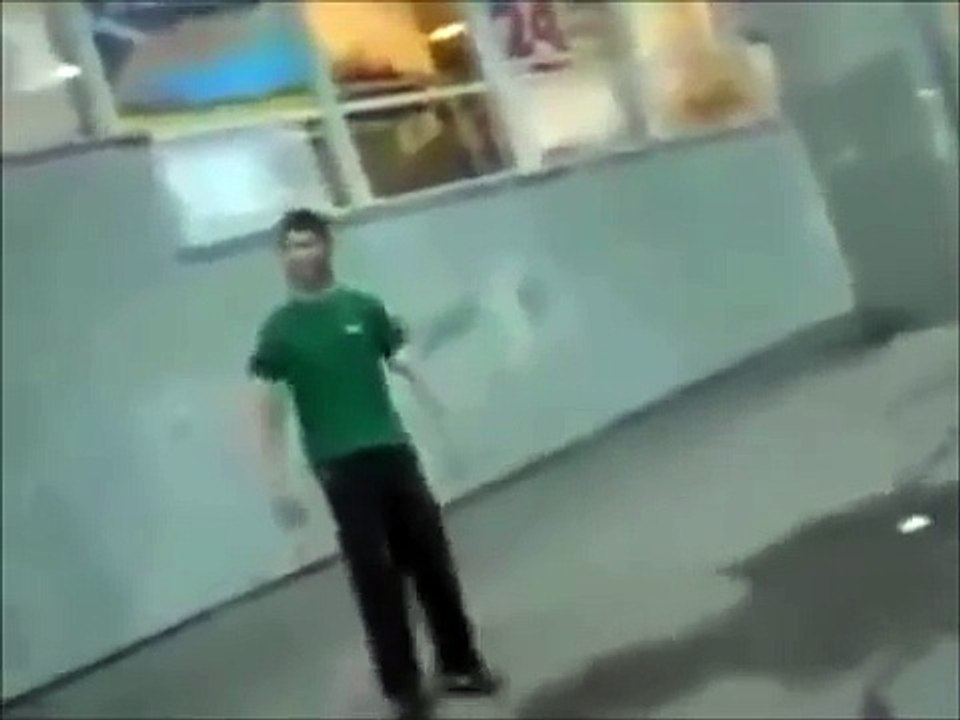 【閲覧注意】チンピラをエルボーで一発KO！！おそロシア・・大丈夫かこれ