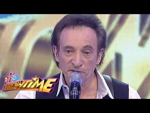 Internatioinal singer David Pomeranz serenades madlang people