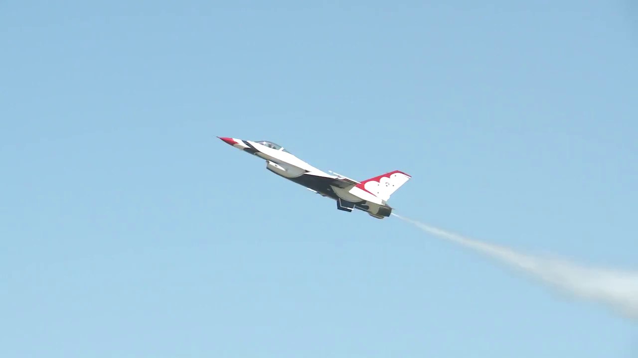 Impressive F-16 Air-Show by US Air Force Thunderbirds
