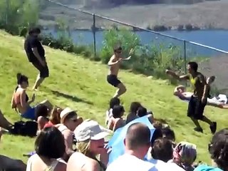 Un Homme Commence à Danser Seul et puis...