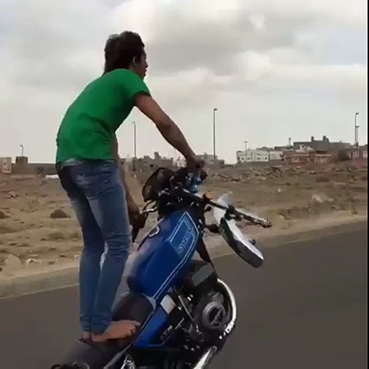 Un wheeling à moto sans roue avant