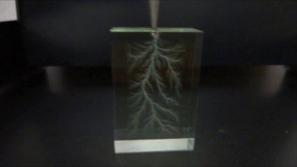 Piéger un éclair dans un bloc de verre : 3D Lichtenberg figures