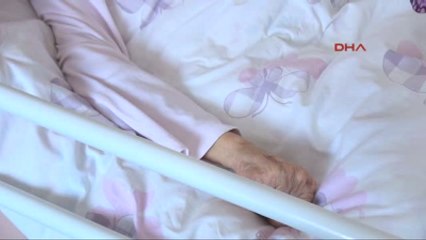 Zonguldak Ameliyatta Felç Olan Annesini Hayata Bağladı