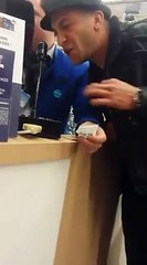 Son fils est perdu dans un magasin, sa réaction est surprenante