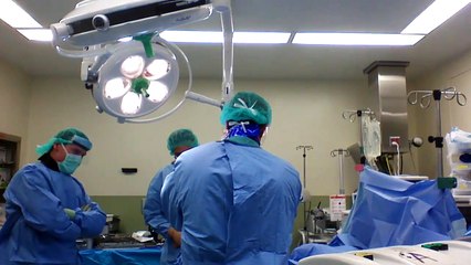 Chirurgie orthopédique vraiment terrifiante : coup de marteau dans la jambe!