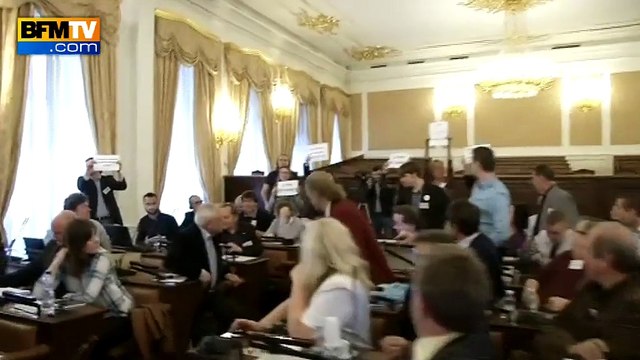 Un discours de Marine Le Pen perturbé à Prague aux cris de fasciste