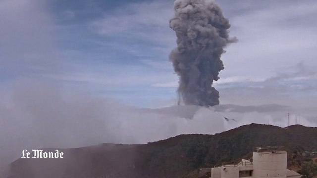 Eruption d'un volcan en time-lapse au Costa-Rica