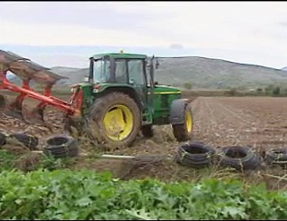 "Βράζουν" οι αγρότες για τη φορολόγηση των επιδοτήσεων. Έτοιμοι να βγουν στους δρόμους.