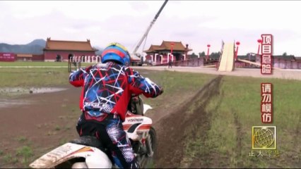 4 véhicules réalisent un saut en simultané : motos et auto