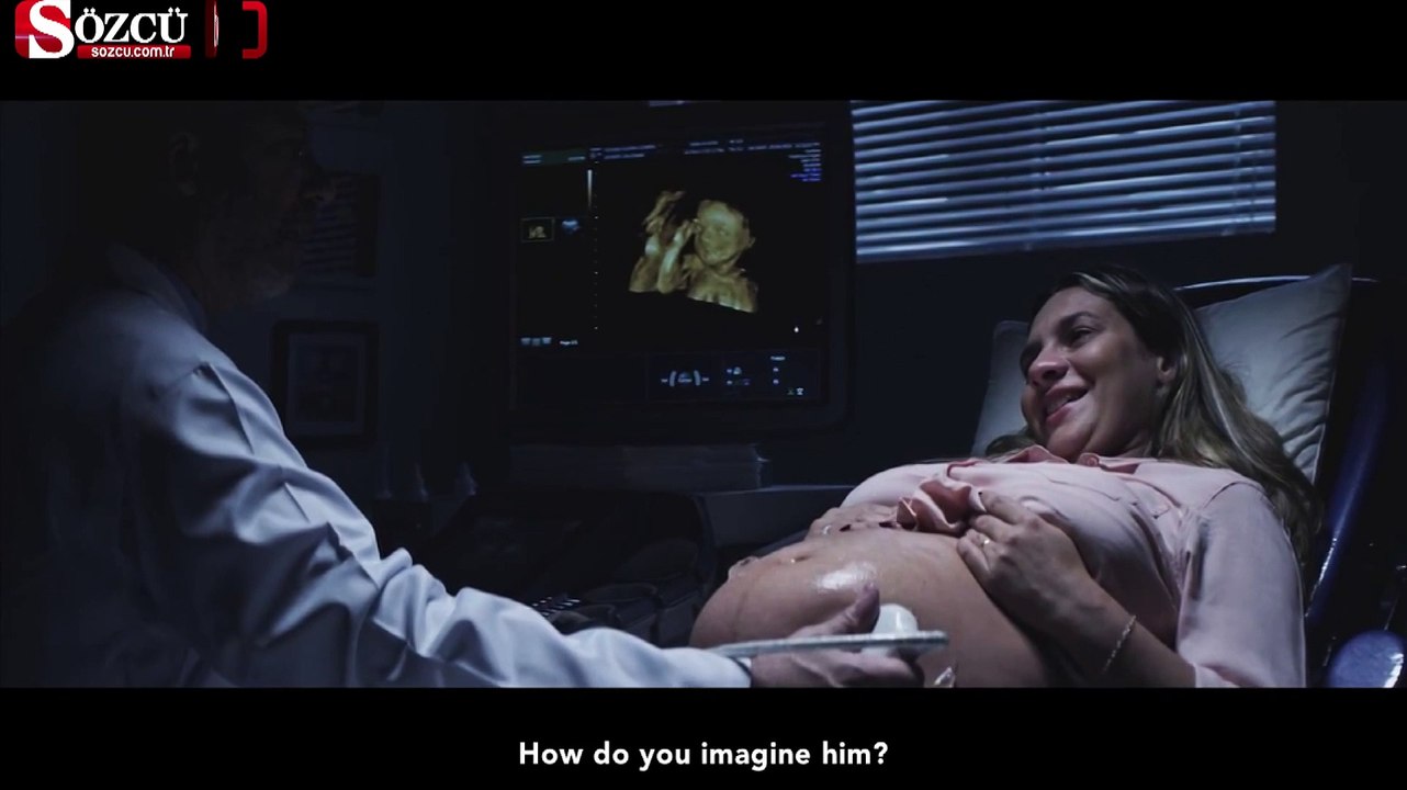 Görme engelli anne adayı bebeğine dokundu