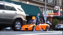 Lamborghini'nin üzerinden bisiklet ile geçen adam