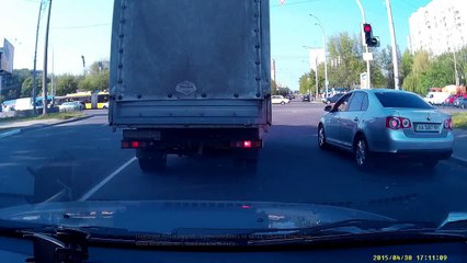 ДТП 30 04 2015 Київ ул Полярная - Чем грозит поворот налево с правого ряда