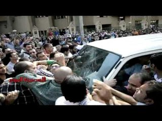 طلاب «بيطري» المنصورة يحتجزون سيارة العميد