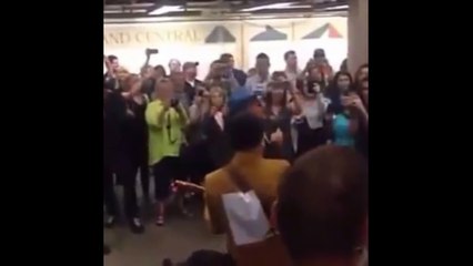 U2 improvise un concert surprise dans le métro new-yorkais