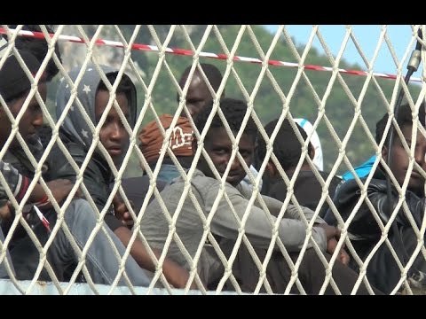 Salerno - Migranti, arrivata la nave su cui è nata Francesca Marina (05.05.15)