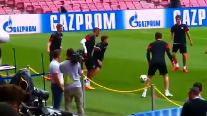 FC Bayern München_s fast game of rondo in preparation for FC Barcelona