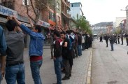 Muş'ta Başbakan Davutoğlu'na Sırt Dönmeli ve Alkışlı Protesto