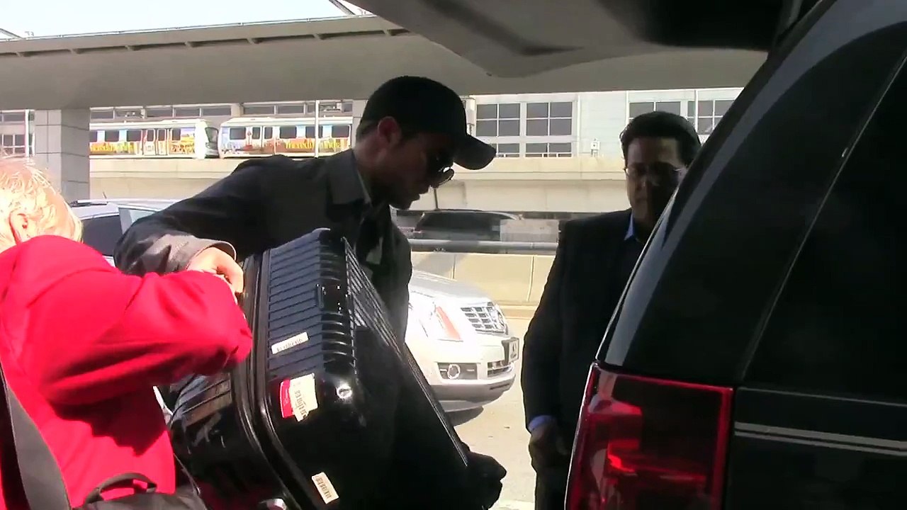 Robert Pattinson And Fiance FKA Twigs Catch Flight At JFK Amid Prenup Reports 5/05/2015