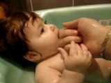 Clara dans son bain le 14.03.07