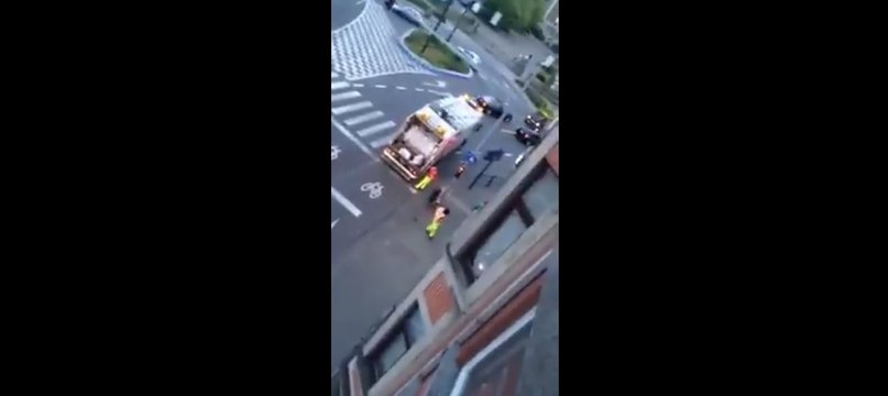 Des jeunes filles jettent des ordures par la fenêtre