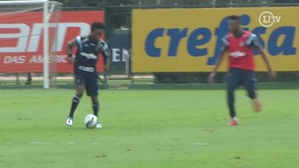 Zé Roberto faz golaço de cobertura e dá aula pra companheiros