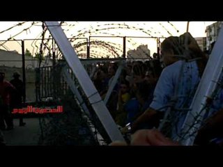 مؤيدو ومعارضو الجيش أمام وزارة الدفاع