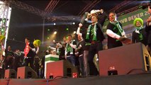 Spelers tonen de beker aan het publiek - RTV Noord