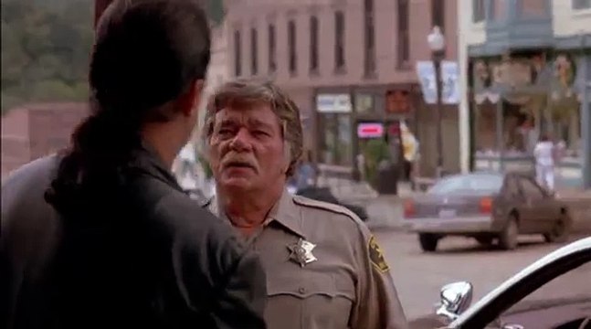 Steven Seagal fait la loi chez les ploucs