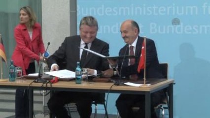 Sağlık Bakanı Müezzinoğlu, Almanya'da