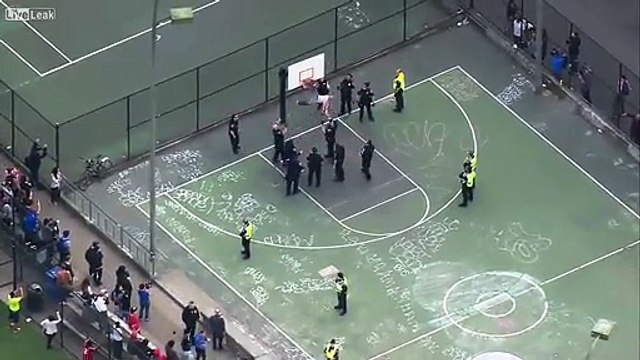 A Seattle, ce mec est resté coincé en haut d'un panier de basket après avoir tenté de grimpé torse nu armé d'un marteau.