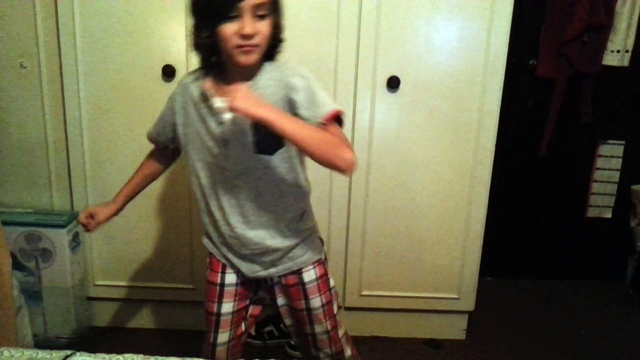 menino de 8 anos dança como ninguem
