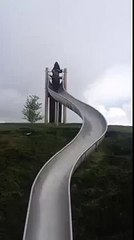 Ces Enfants Frôlent la Mort sur ce Toboggan