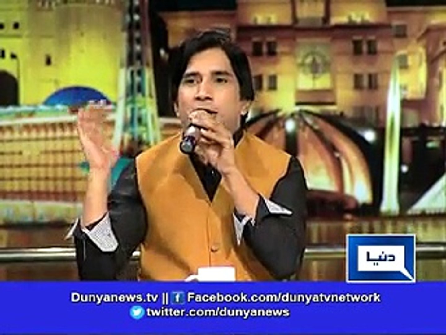 ⁣3 artists of Mazaaq Raat sing songs for American lady in different languages