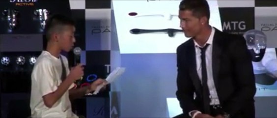 Télécharger la video: Cristiano Ronaldo defends Japanse kid on TV : Talented football player and good guy!