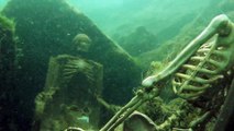 2 squelettes humain trouvés sous l'eau en train de prendre le thé... WTF?