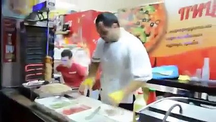 Un ninja prépare des sandwichs