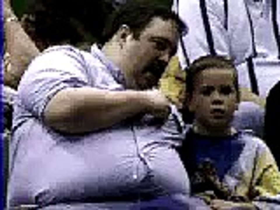 Il mange ses crottes de nez sur grand écran