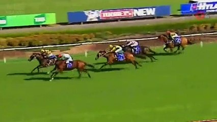 Un Jockey perd son pantalon et montre la 'lune' en pleine course!