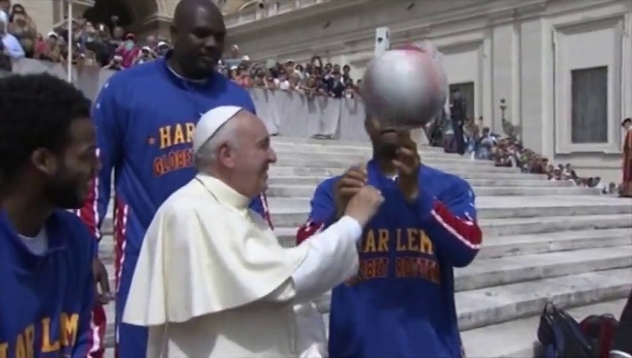 Le pape François s'essaie au basket avec les Ha...