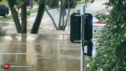 Un camion de pompier roule sous 2m d'eau dans une inondation