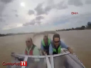 Uçağın balıkçı teknesini sıyırarak geçtiği an kamerada
