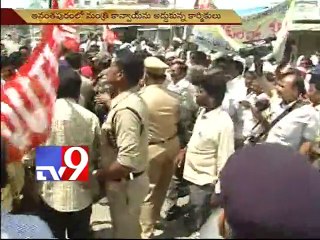Striking RTC workers obstruct Minister Raghunath Reddy's convoy in Anantpur