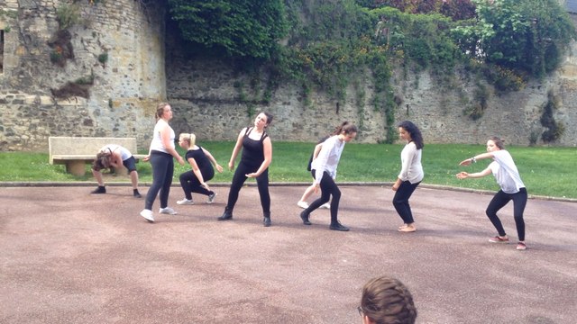 Les danseurs lycéens déambulent