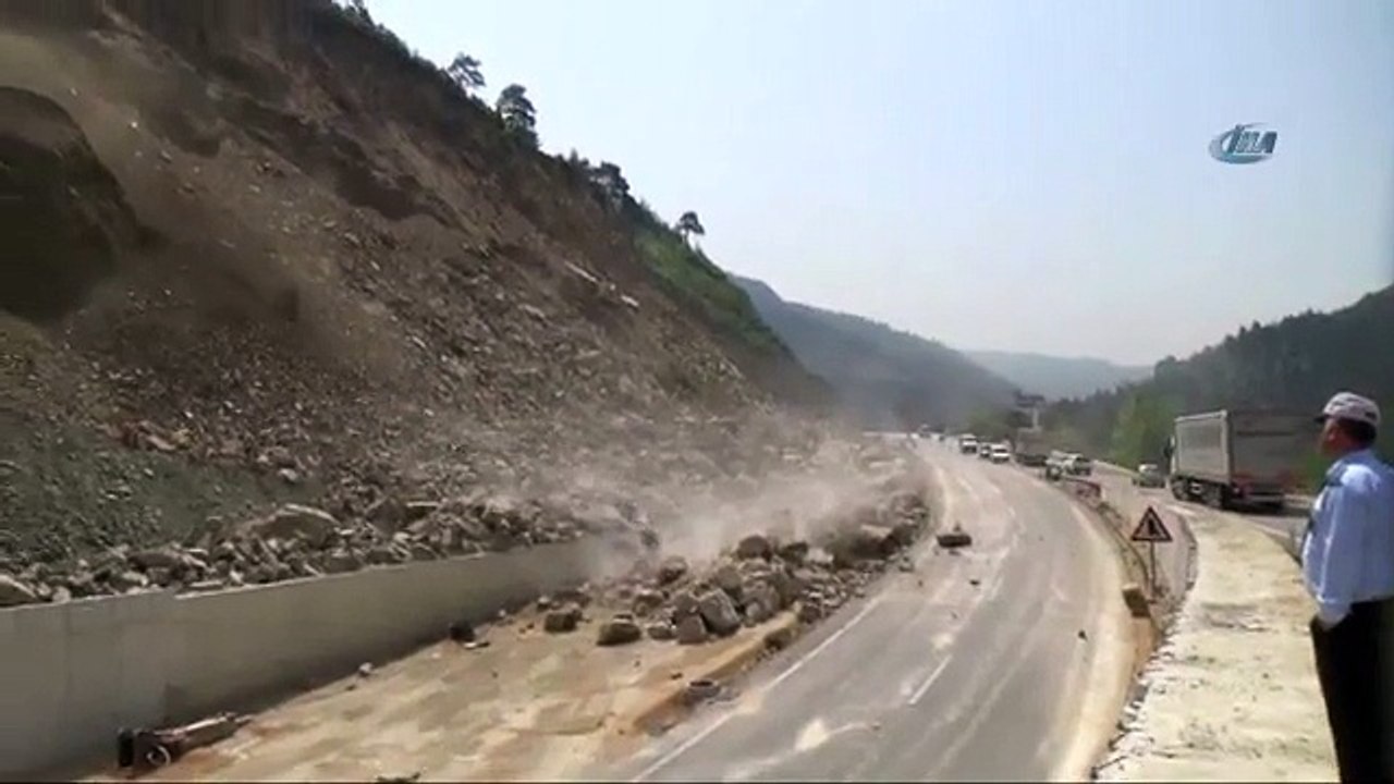 Dev kayalar yolu böyle kapattı