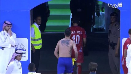 لحظة اعتداء لاعب النصر فابيان على لاعب لخويا القطري