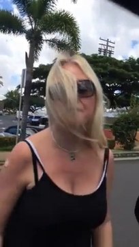 Angry mom Road rage : goes crazy with his child in front seat! Parenting FAIL!