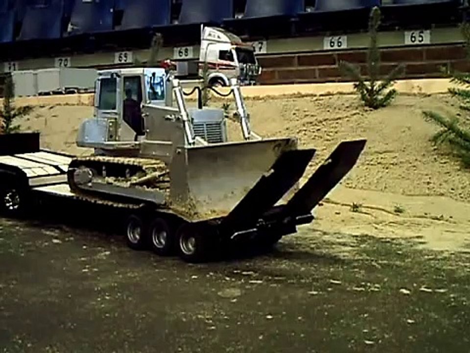 Liebherr 742 Planierraupe wird abgeladen