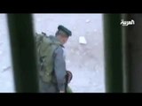 جنود الاحتلال يعتدون على طفل بهمجية في الخليل