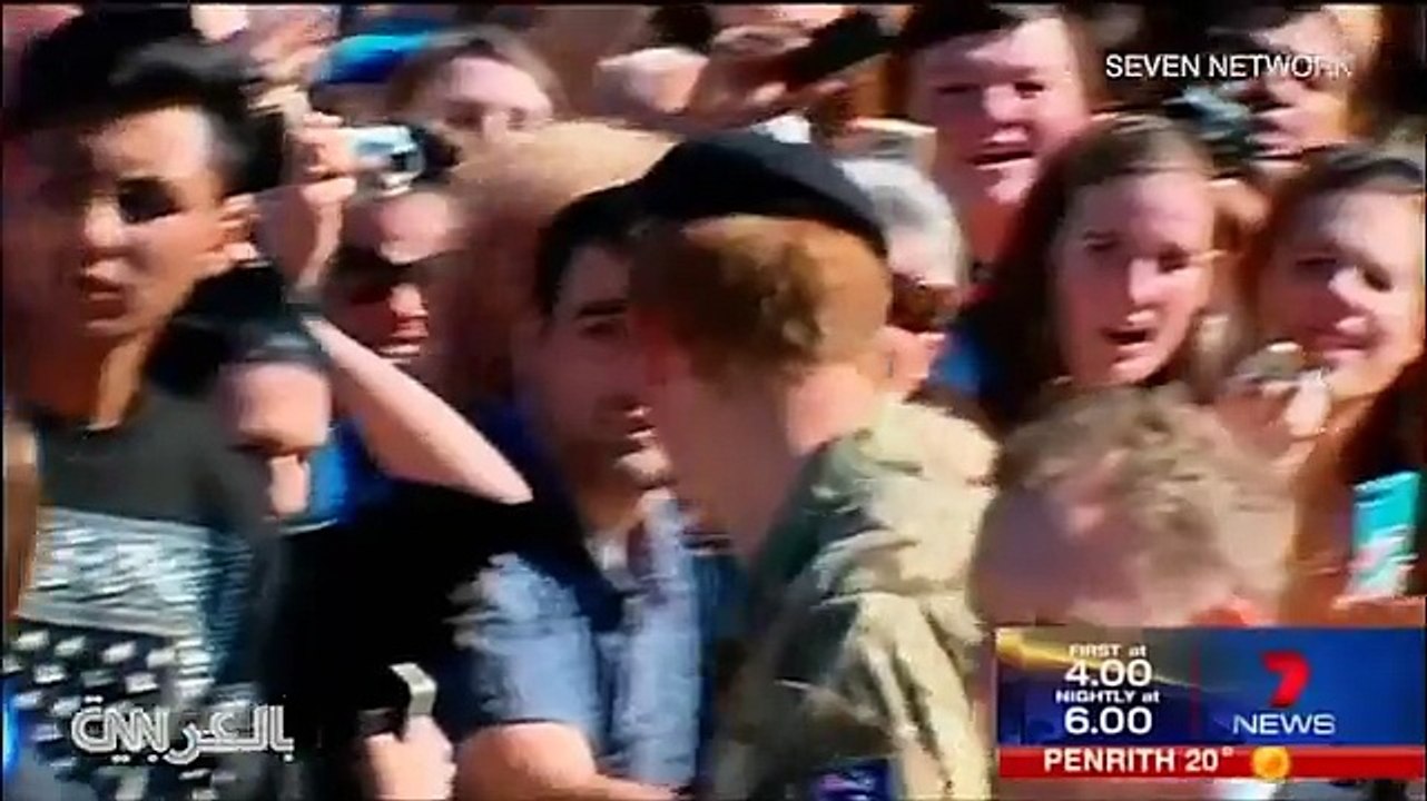 قامت فتاة بتقبيل الأمير هاري فجأة ومن غير علمه في حفل توديعه لأستراليا.